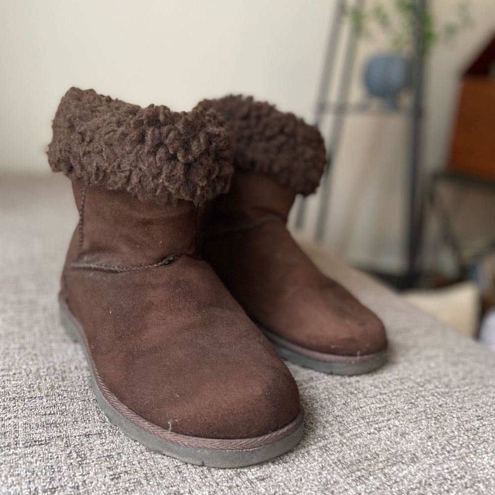 So. Brown furry winter boots